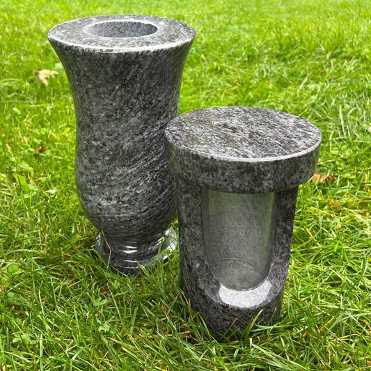 Grablaterne Horn und Grabvase Hosono DeinSteinmetz.de