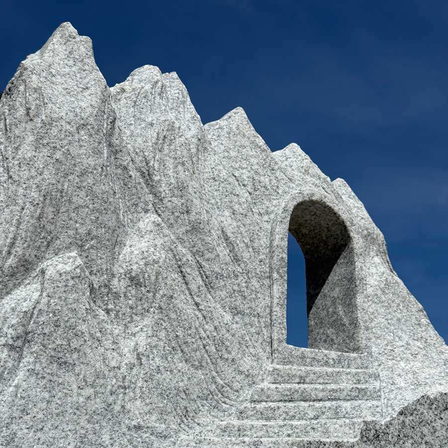 Grabstein aus Granit mit Gebirge und Himmelstor
