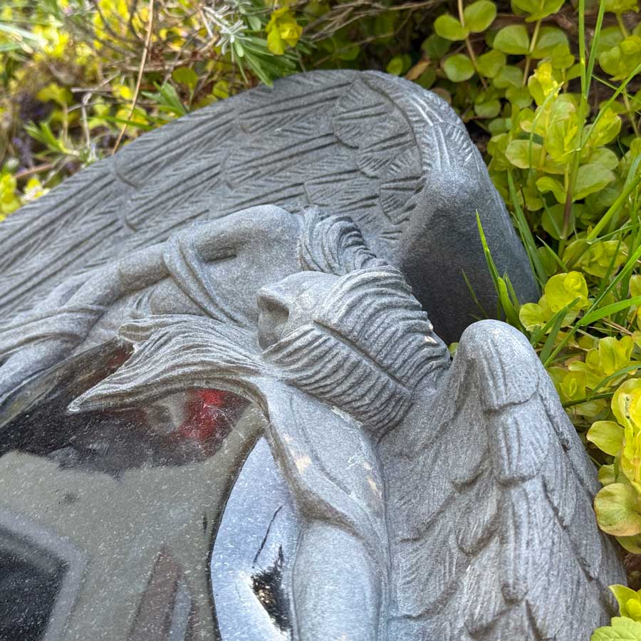 Grabstein Subra (Engel, liegend)