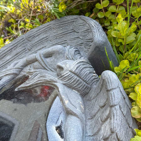 Grabstein Subra (Engel, liegend)