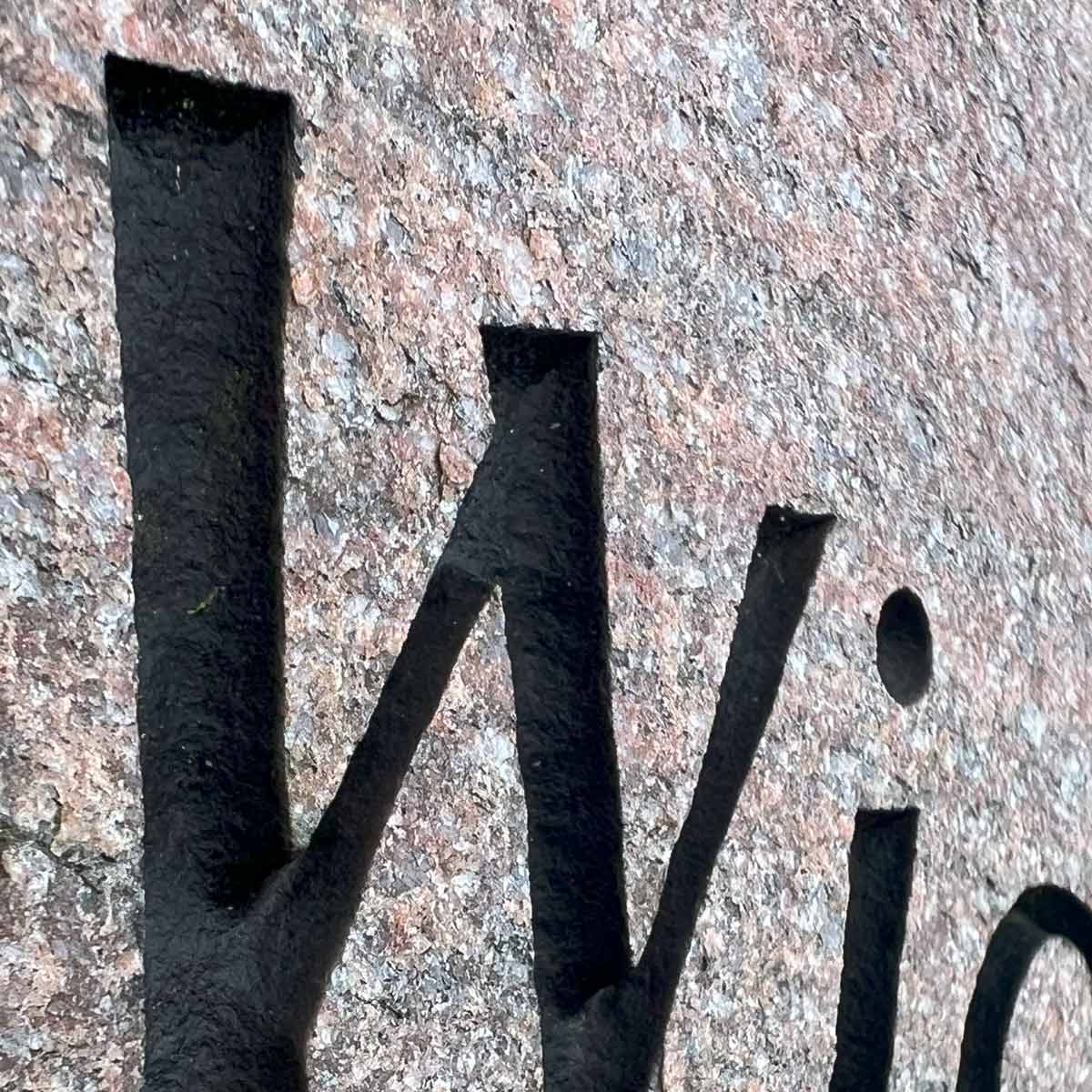 Grabstein, Grabsteine, Beschriftung, Inschrift, Steinmetz, Urnengrab, Urnengrabstein, Gedenkstein, Denkmal, Qualität