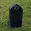 Muslimischer Grabstein Maaz: schwarze Stele mit Spitzgiebel, gehauenen Kanten und graviertem Halbmond mit Stern