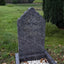 Muslimischer Grabstein Okda: blaugraue Stele mit Vielpassbogen, Basmala und arabischer Inschrift