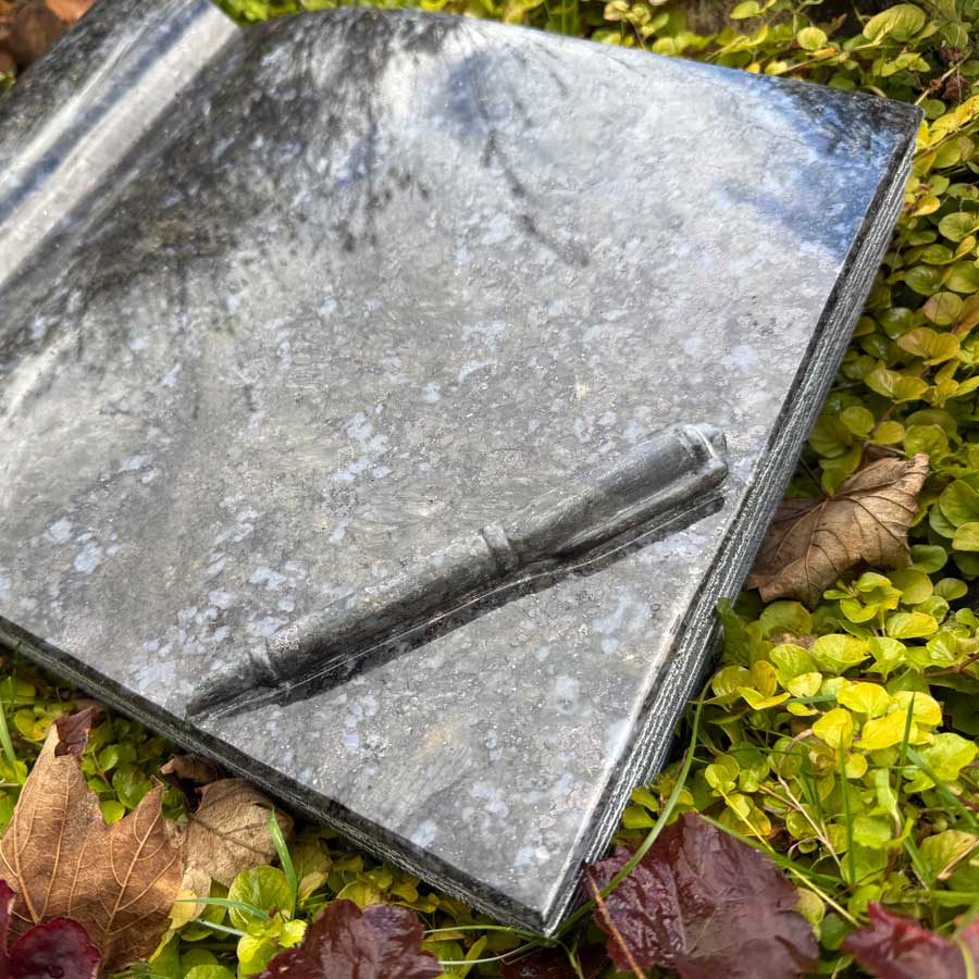 Thuban, Grabbuch, Liegestein, Grabstein ablegen, online bestellen, mit Füllfederhalter, mit Stift
