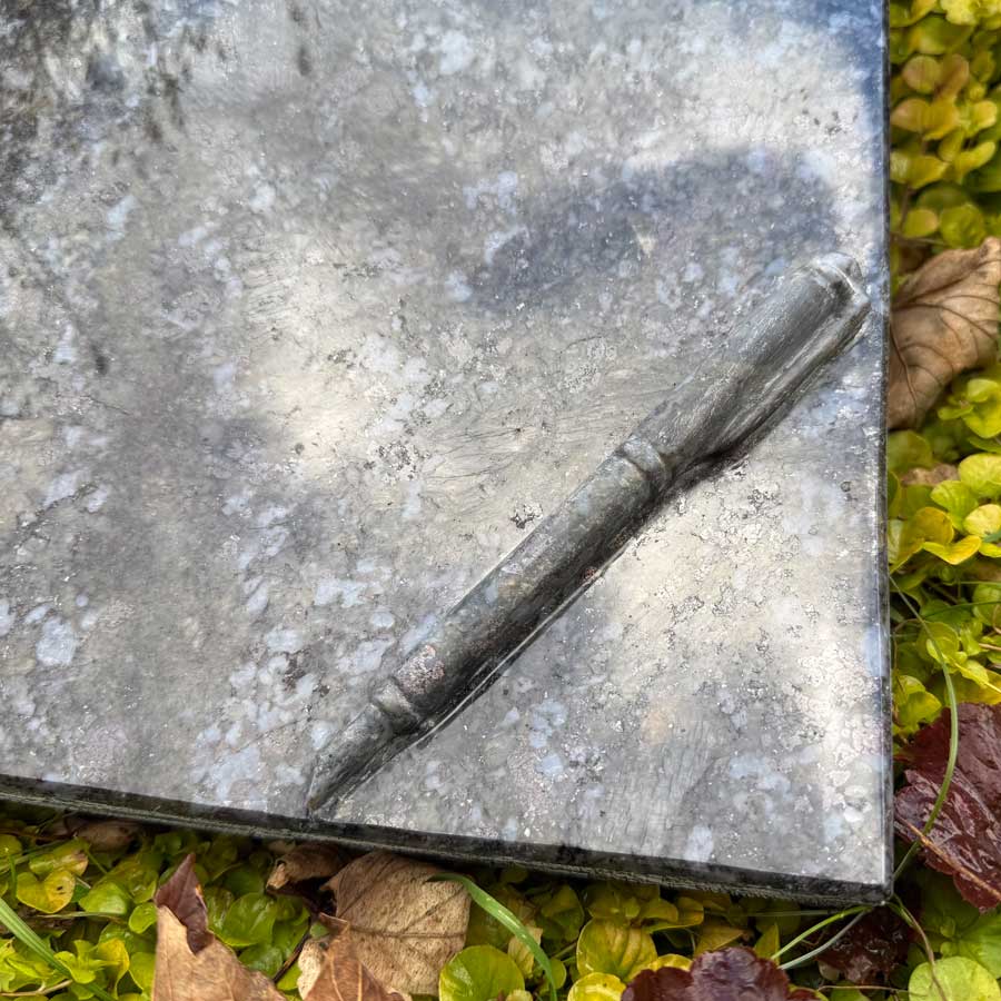Thuban, Grabbuch, Liegestein, Grabstein ablegen, online bestellen, mit Füllfederhalter, mit Stift
