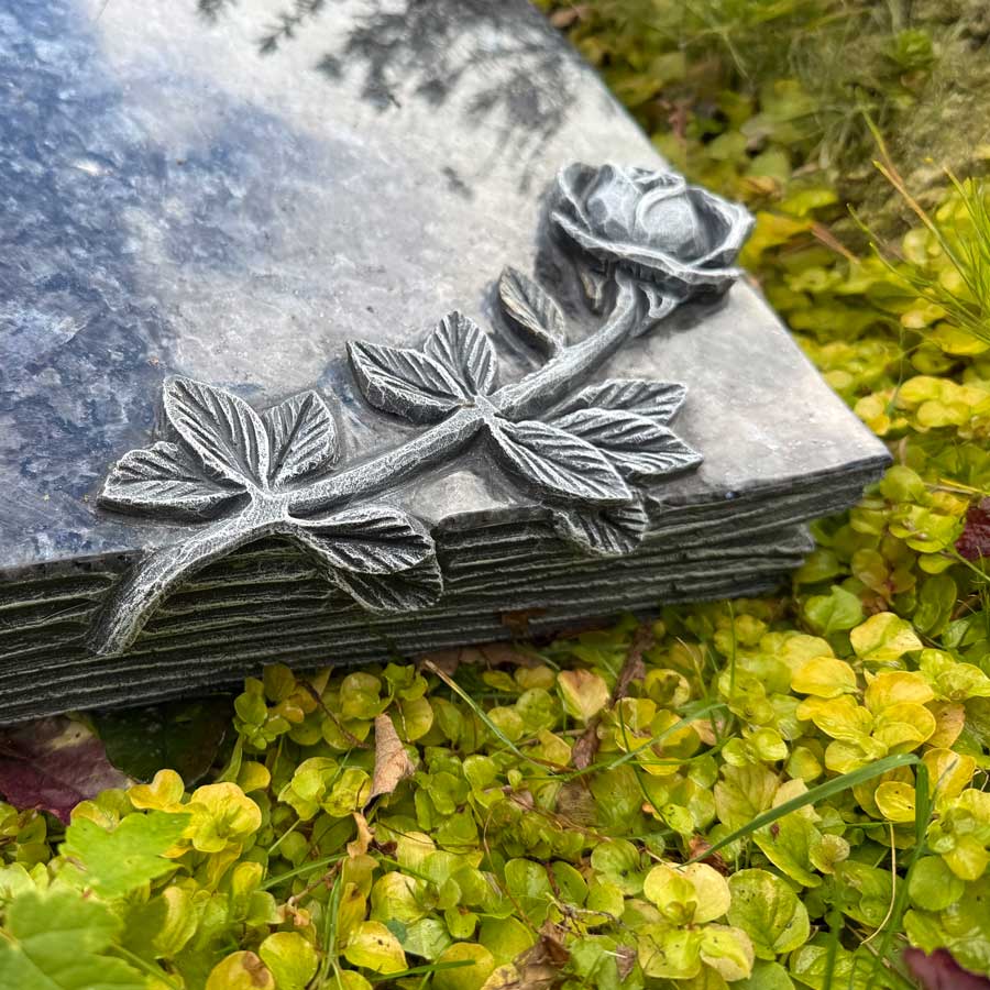 Toliman, Grabbuch, Liegestein, Grabstein ablegen, online bestellen, mit Rose